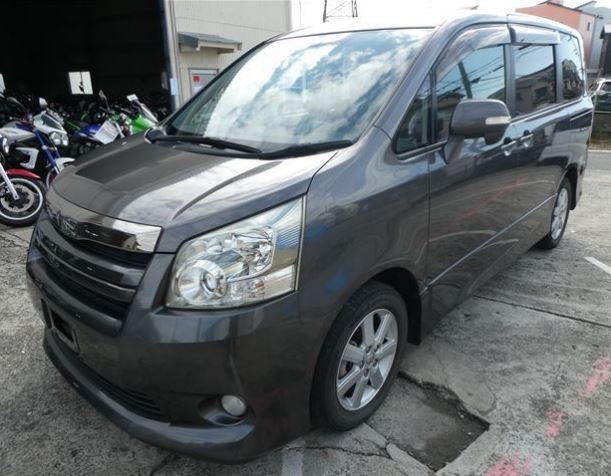 2010 Toyota Noah SI